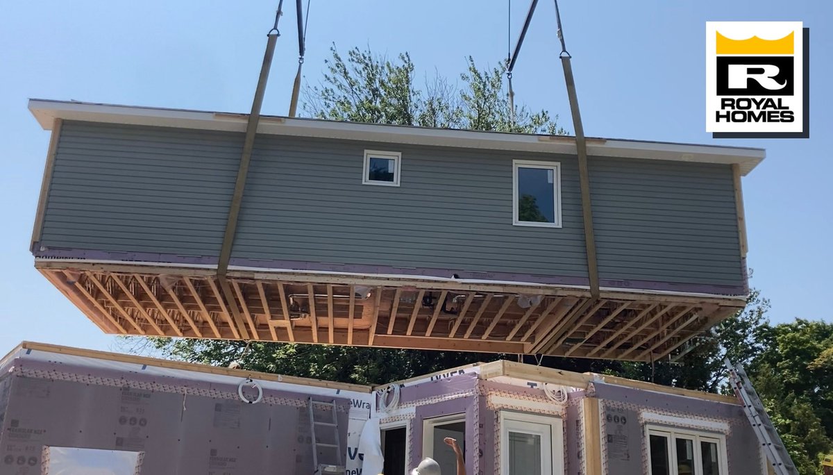 RoyalHomesCan's tweet image. A wonderful delivery in Bayfield!

Four prefab modules make a custom 2-storey cottage for our clients Ella &amp;amp; Paul! Plenty of room for 7 grandkids to stay over.

Finishing work has begun!

#custombuilder #modular #since1971 

🏡🇨🇦🔨 royalhomes.com/locations/

1-800-265-3083
