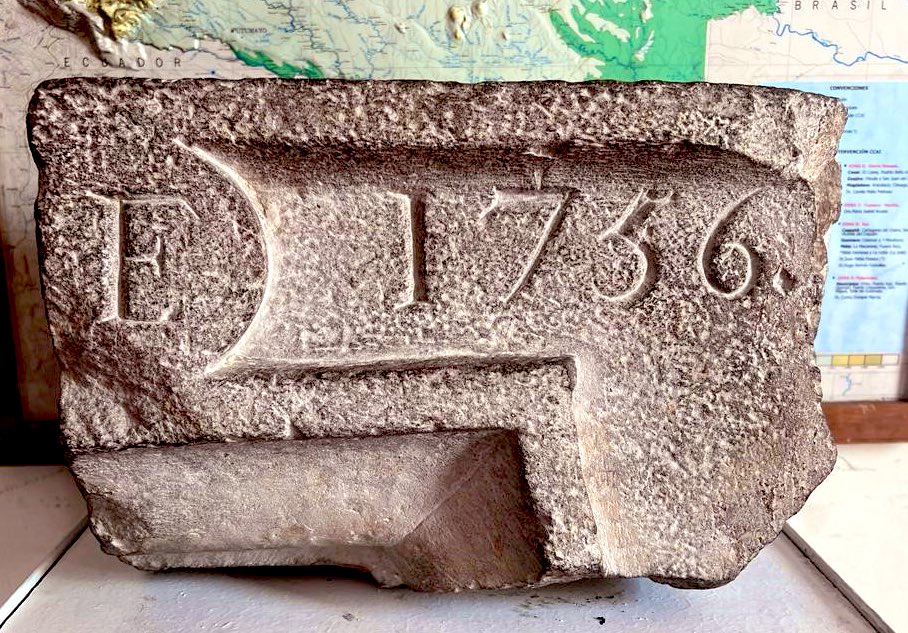 #SabíasQue || Esta piedra, con la inscripción “1756”, fue encontrada durante la construcción de la actual edificación en la que se encuentra el <a href="/MUSEOMILITARCO/">Museo Militar</a>, entre 1911 y 1913. 

Corresponde a la estructura colonial de la vivienda que ocupó la familia del Capitán Antonio