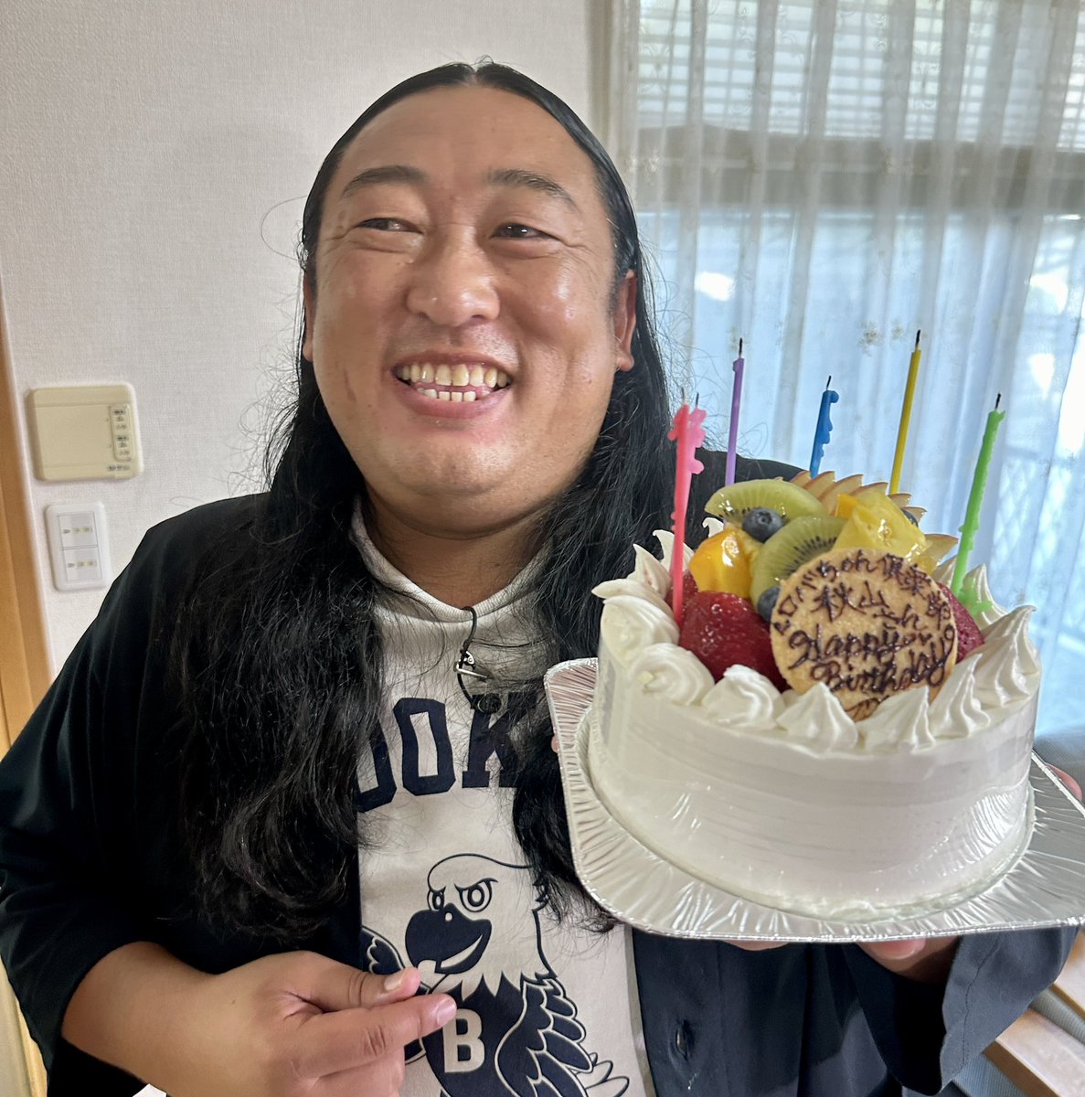 秋山さん、お誕生日おめでとうございます🎂

まさか推しの生誕を直接祝える日が来るとは…
（しかも実家で）