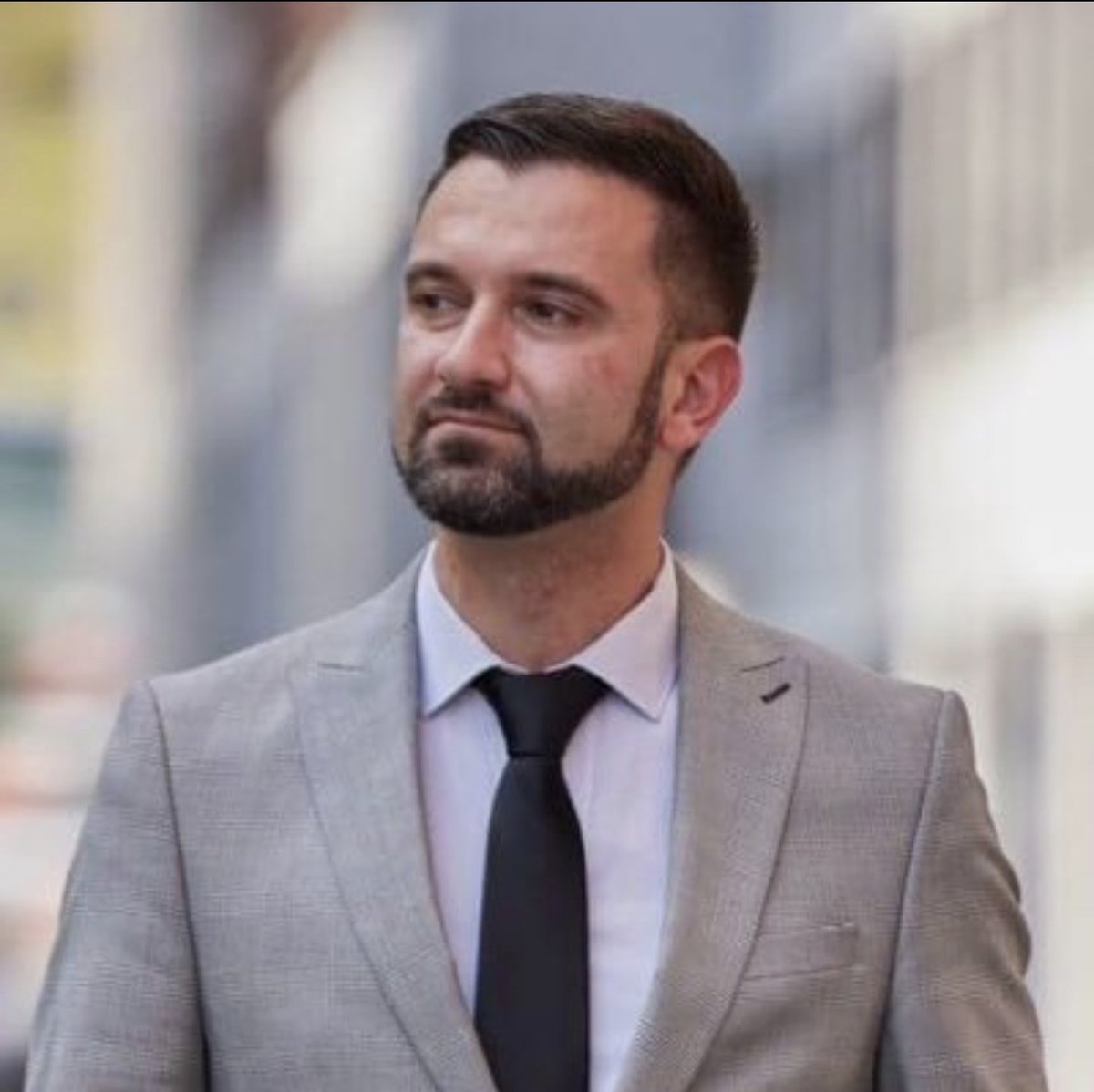 Kijk! Deze schreeuwer van <a href="/DenkNL/">DENK</a>  is door zijn partij aan de kant gezet.

Heel verstandig om weer wat verdraagzaamheid in de Tweede Kamer te krijgen.

<a href="/StephanvBaarle/">Stephan van Baarle</a> #EXIT