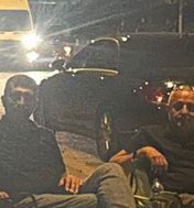 Masada Peynir, Ekmek, Soğan ama arkadaki Mercedes kırpılmayı unutmuş.

“Halkla aynı sofrada ama farklı garajda…”

YERSEN