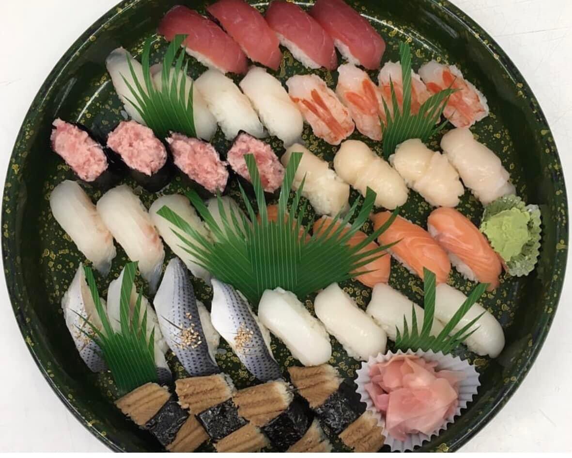 maruso1902's tweet photo. 金曜日はマルソー屋台の寿司屋オープンの日
今週はお盆なので、11時に開店します。
どれでも1貫から握ります。
お気軽にお声掛けくださいね。 https://t.co/uvkgJlW5R7