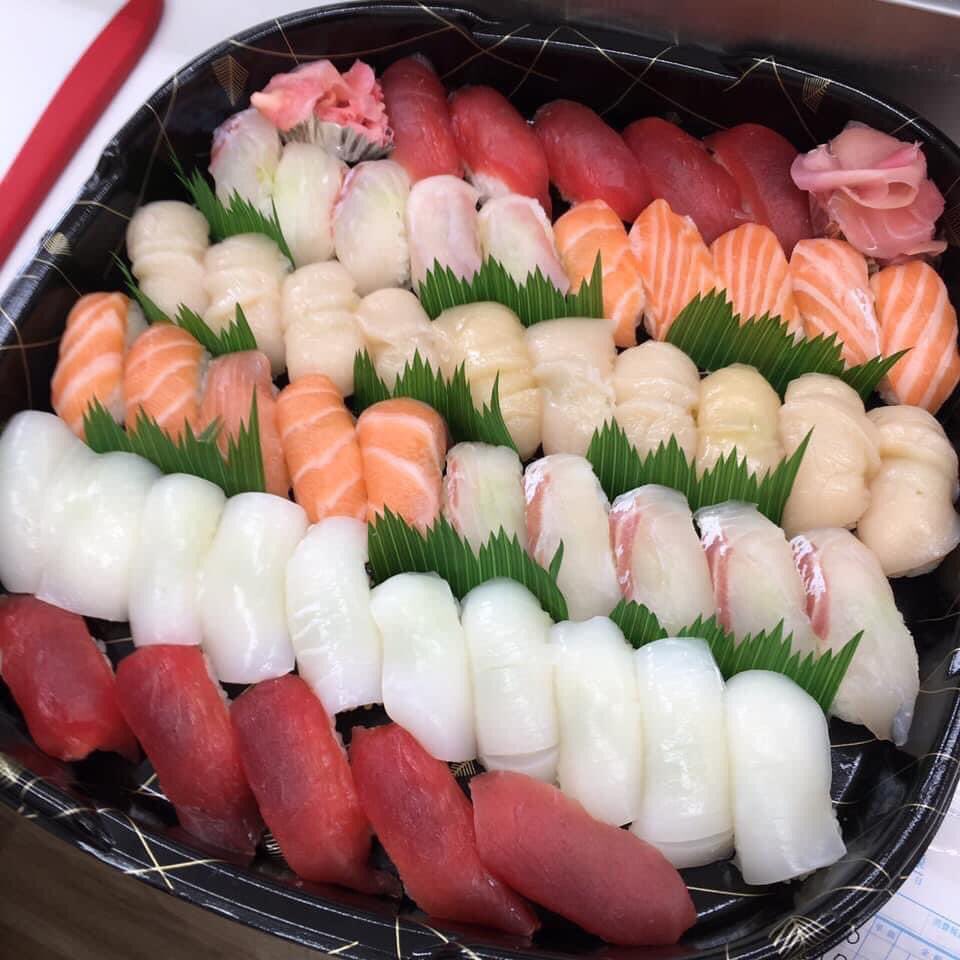 maruso1902's tweet photo. 金曜日はマルソー屋台の寿司屋オープンの日
今週はお盆なので、11時に開店します。
どれでも1貫から握ります。
お気軽にお声掛けくださいね。 https://t.co/uvkgJlW5R7