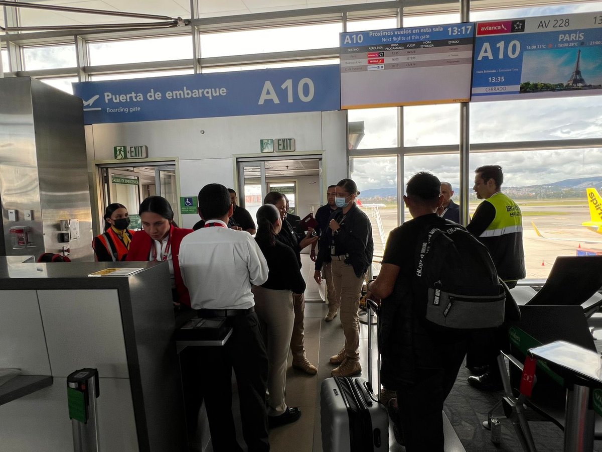 Migración Colombia (@migracioncol) on Twitter photo #Bogotá | <a href="/MigracionCol/">Migración Colombia</a> aplicó medida de expulsión a un ciudadano ecuatoriano que se identificaba con documentos falsos como peruano. El individuo fue detectado por nuestros oficiales, en salas internacionales del aeropuerto <a href="/BOG_ELDORADO/">Aeropuerto El Dorado</a> cuando hacía tránsito hacia París. #Bogotá | <a href="/MigracionCol/">Migración Colombia</a> aplicó medida de expulsión a un ciudadano ecuatoriano que se identificaba con documentos falsos como peruano. El individuo fue detectado por nuestros oficiales, en salas internacionales del aeropuerto <a href="/BOG_ELDORADO/">Aeropuerto El Dorado</a> cuando hacía tránsito hacia París.