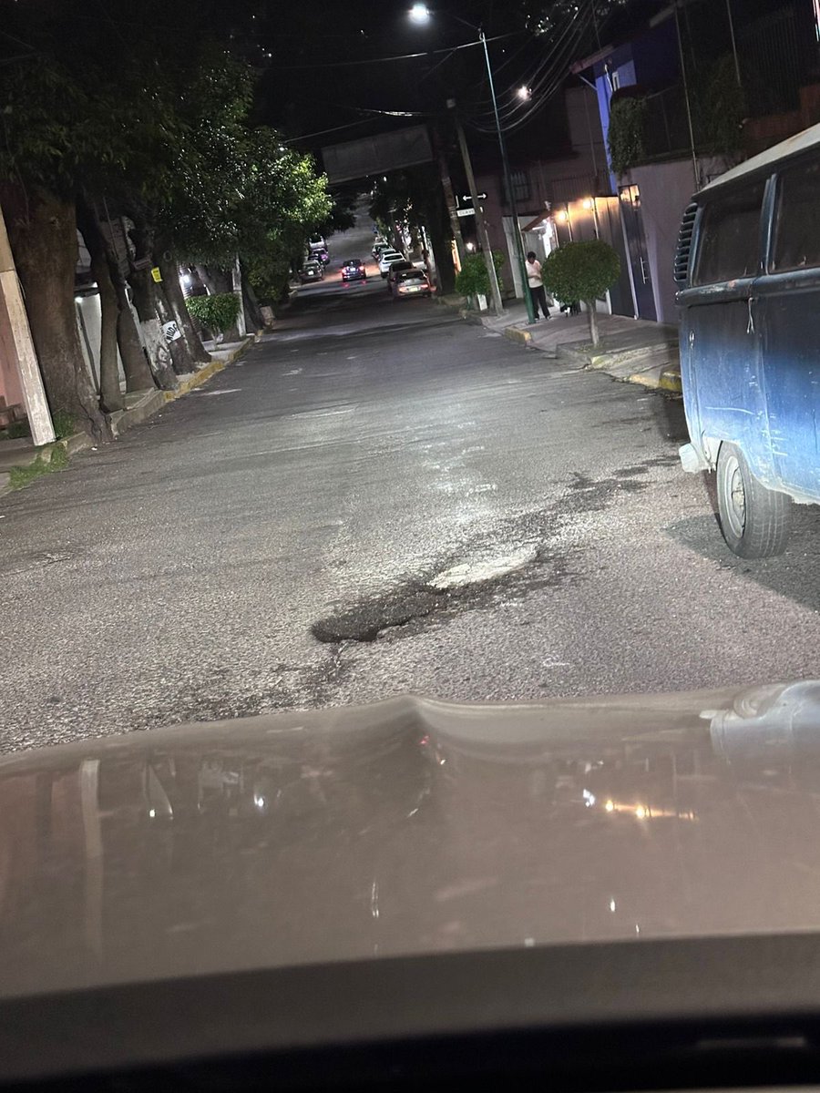 MaxiaLuna's tweet photo. @ALaMagdalenaC tengo 3 meses reportando lo q empezo como baches y hoy son hoyos en Dalia y San Jeronimo ; q tengo q hacer para q vengan a arreglarlos; es un PELIGRO mas con las lluvias!! POR FAVOR !!!! https://t.co/CohRX8Ys3R
