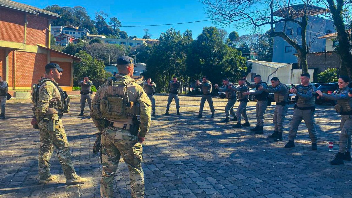 bopebmrs's tweet photo. Operadores do @bopebmrsministraram, em Erechim, nos dias 13, 14, 15 e 18 de agosto, instrução teórica e prática sobre procedimentos de primeira intervenção em ocorrências com agressor ativo, capacitando cerca de 75 policiais militares do CRPO Norte. https://t.co/0G5athQPFv
