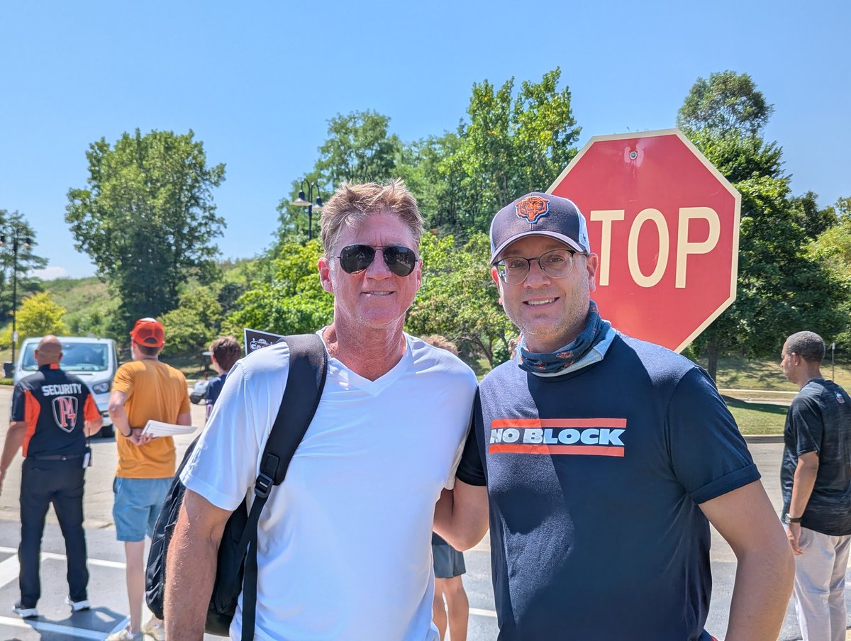 AndrewLupole's tweet photo. Bumped into Tom Waddle at the bus, thanks for taking a minute! Childhood Idle! #BearsTrainingCamp @TWaddle87 @ChicagoBears 🐻👇 https://t.co/ppWPZKzGBB