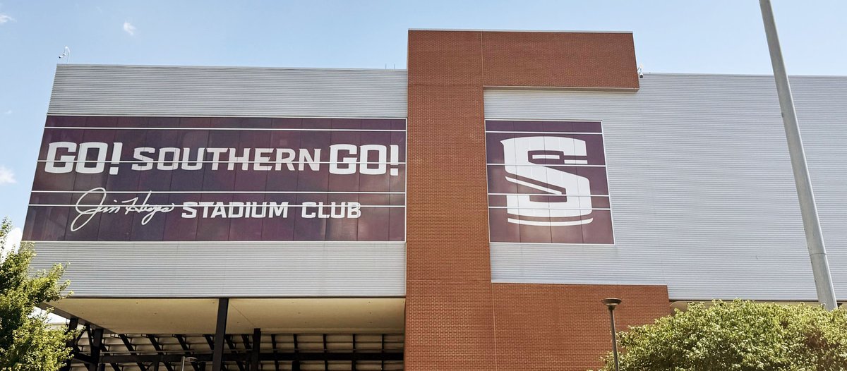 We are so excited to honor the legacy of Jim "The Axe" Hayes!

Earlier this year, his son and daughter-in-law, Jamie and Netta Hayes, donated $1 million to Saluki Athletics. In honor of this incredible gift, we proudly announced the naming of the Jim Hayes Stadium Club.

Read the