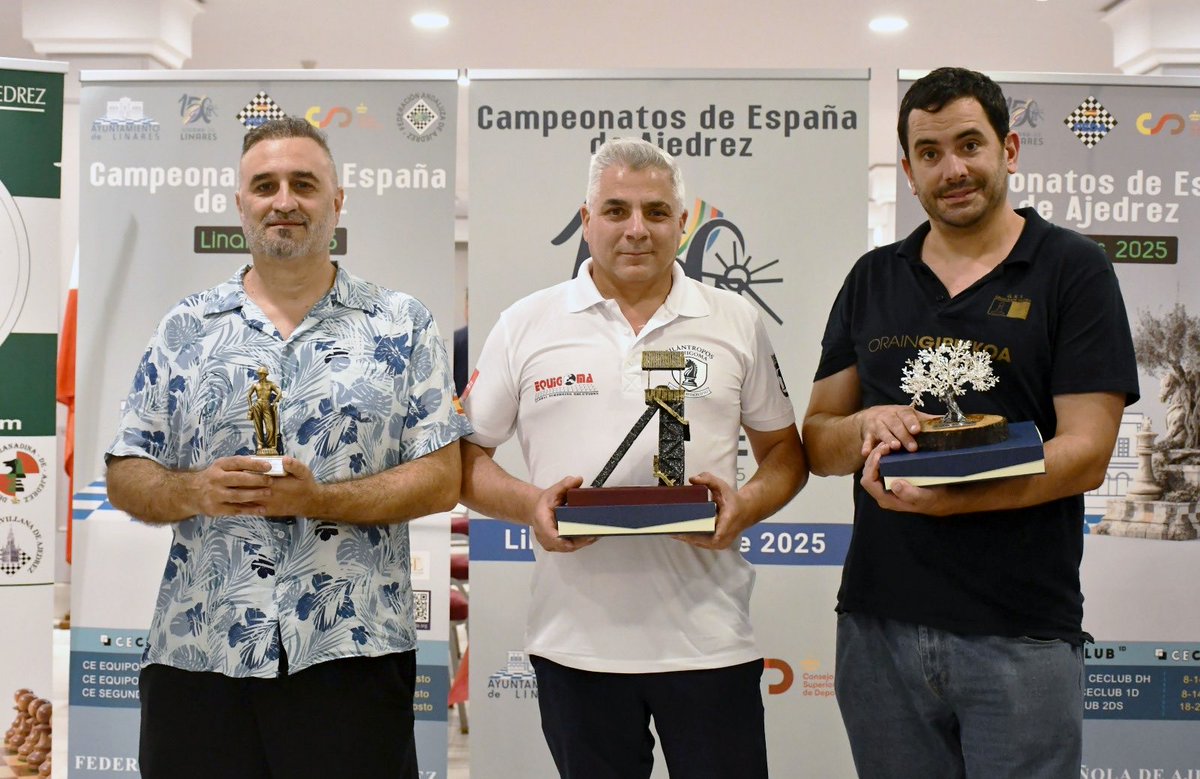 El club de ajedrez Filántropos Equigoma de Madrid venció en el campeonato de España de primera División por Equipos celebrado en Linares. Asciende a División de Honor con el FCC Medio ambiente Benalmádena . Enhorabuena! Tercero fue Gros Xake Taldea.⁦<a href="/aytolinares/">Ayuntamiento de Linares</a>⁩ ⁦