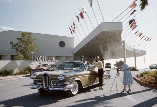 wallacephoto's tweet photo. Back in 1957 people hired a real photographer to capture portraits on the Las Vegas Strip as you can see in this vintage photo.

Would you believe you can still hire a real #photographer like me to do portraits of you on the #lasvegas strip today. https://t.co/mKU5OdhuFN