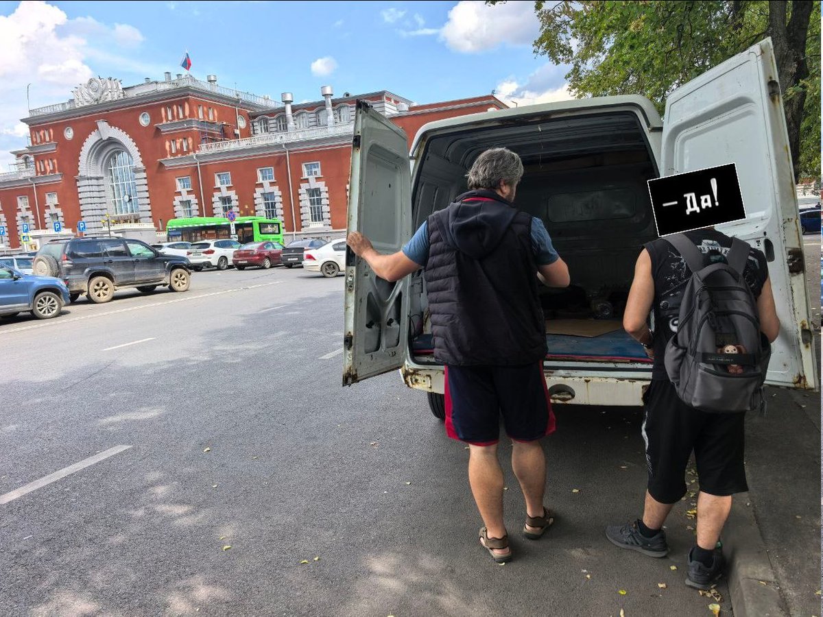 sinodov's tweet photo. Отвёз медикам (медикам, ещё раз) "Соболь" для перевозки раненых -- машина специфическая (4x2, 2018-й год, 150 тыщ пробег), не новая, но лучше того что у них есть (4x4, 2017, 400 тыщ пробег). Уже уставшая, но не умершая машинка, которая может подвести

Надеюсь, поможет в их работе https://t.co/Ehn8iSgyMQ