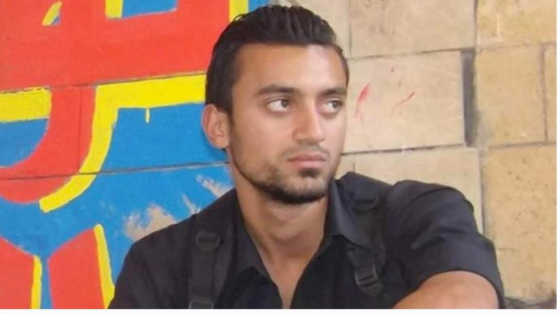 عارف يعني ايه شخص يختفي من 12 سنة وماتعرفلهوش طريق.. تقلب الدنيا وتدور عليه وتعمل كل اللي ممكن يتعمله واللي مايتعملش علشان توصله، وكل ما توصل لخيط.. يتقطع .. كل ما توصل لمكان ينكروا وجوده! 12 سنة ومحدش قلبه ولا ضميره يصحى على البني ادم اللي بيضيع سنين عمره ده!
ودي مش قصة، دي