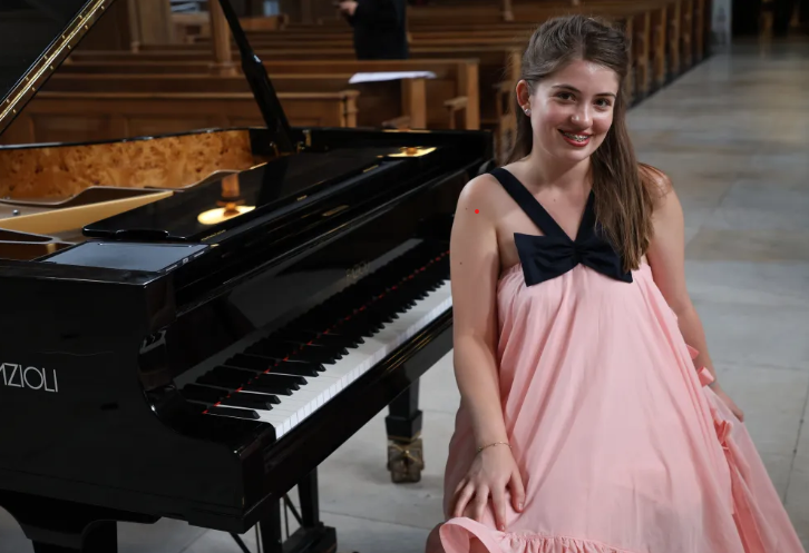 RomaniaNY's tweet photo. #WeRecommend
🎹🏆🇷🇴 pianist #CristianaAchim wins 1st Prize w/ Honours at the USA Modern &amp; Contemporary Int’l Competition (IYMC) for her dazzling #ElSalónMéxico (Aaron Copland) performance.
📅 See her LIVE: Aug 31, 6 PM @ DiMenna Center, NYC
🎟 Tickets: https://t.co/aO3v27prKx https://t.co/y4kcm1QWvL