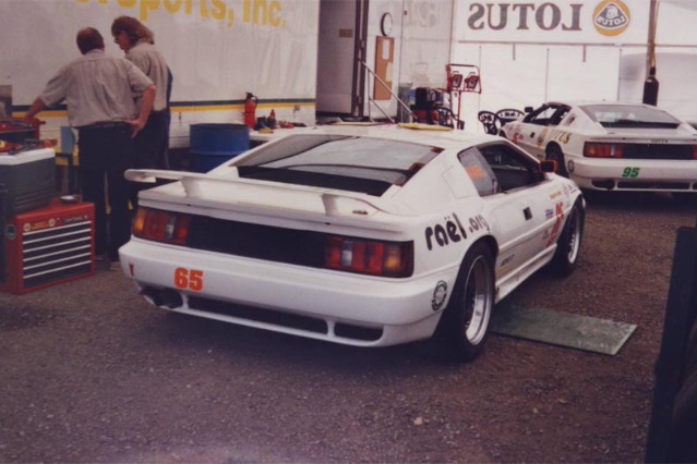 2000 saw Move-It Motorsports launch a run in SCCA World Challenge with the Lotus Esprit X180Rs that ran IMSA Supercar until 1995. With Butch Lietzinger and Elliot Forbes-Robinson driving, the program fizzled out to just the 3rd driver, UFO-man Räel as the only car after round 1