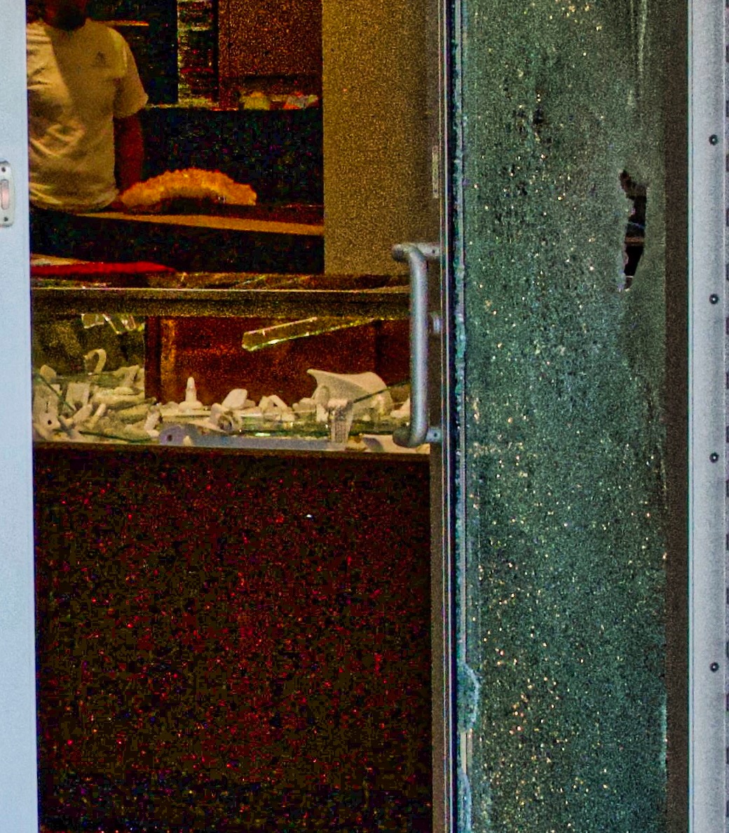 MENASHE AND SONS JEWELERS ROBBED IN DRAMATIC DAYLIGHT BREAK IN

westsideseattle.com/west-seattle-h…