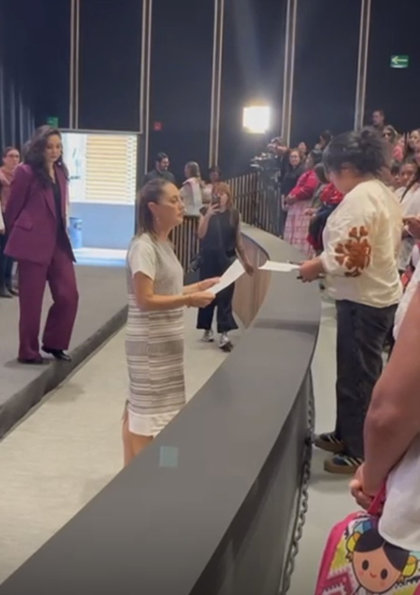 IMUMI (@imumidf) on Twitter photo #AccesoAEducación #DobleNacionalidad
⚠️ Hoy, durante la presentación del documental “Li cham”, tuvimos la oportunidad de presentar a la presidenta <a href="/Claudiashein/">Claudia Sheinbaum Pardo</a> algunas acciones para facilitar el acceso a la educación e identidad de la niñez nacida en el extranjero con madre, #AccesoAEducación #DobleNacionalidad
⚠️ Hoy, durante la presentación del documental “Li cham”, tuvimos la oportunidad de presentar a la presidenta <a href="/Claudiashein/">Claudia Sheinbaum Pardo</a> algunas acciones para facilitar el acceso a la educación e identidad de la niñez nacida en el extranjero con madre,