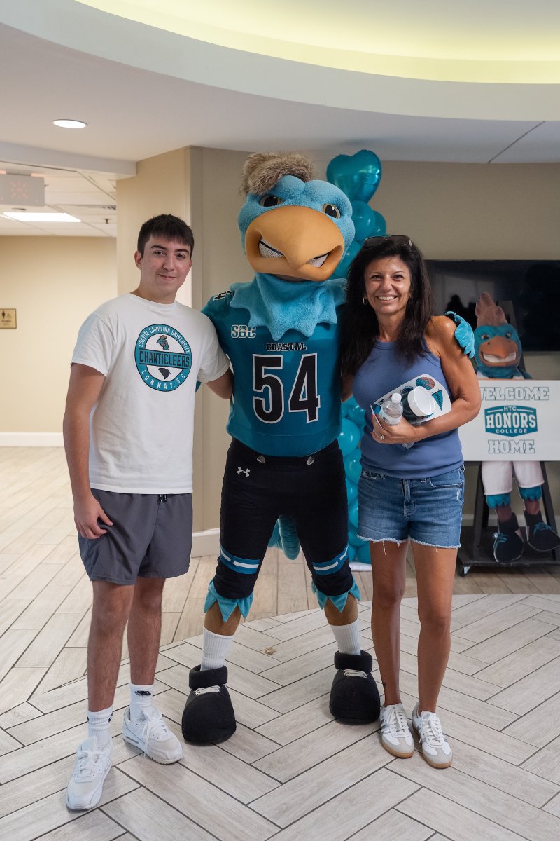 CCUChanticleers's tweet photo. Smile now, unpack later ๐ธ #MoveInWeekend https://t.co/n197vKSnb6