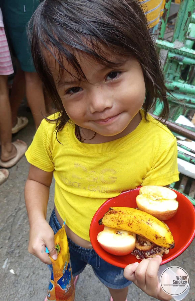 WalkySmokey's tweet photo. 🍽️ Hold on tight to that plate—happiness is being served!
In Baseco, even the smallest hands carry big hopes (and slippery plates).
Lining up with patience, leaving with joy.
#ShareTheAbundance #CommunityStrength #Slum #Hope #Baseco #Manila #Philippines #SmokeyMountain https://t.co/j8OjAf5oux