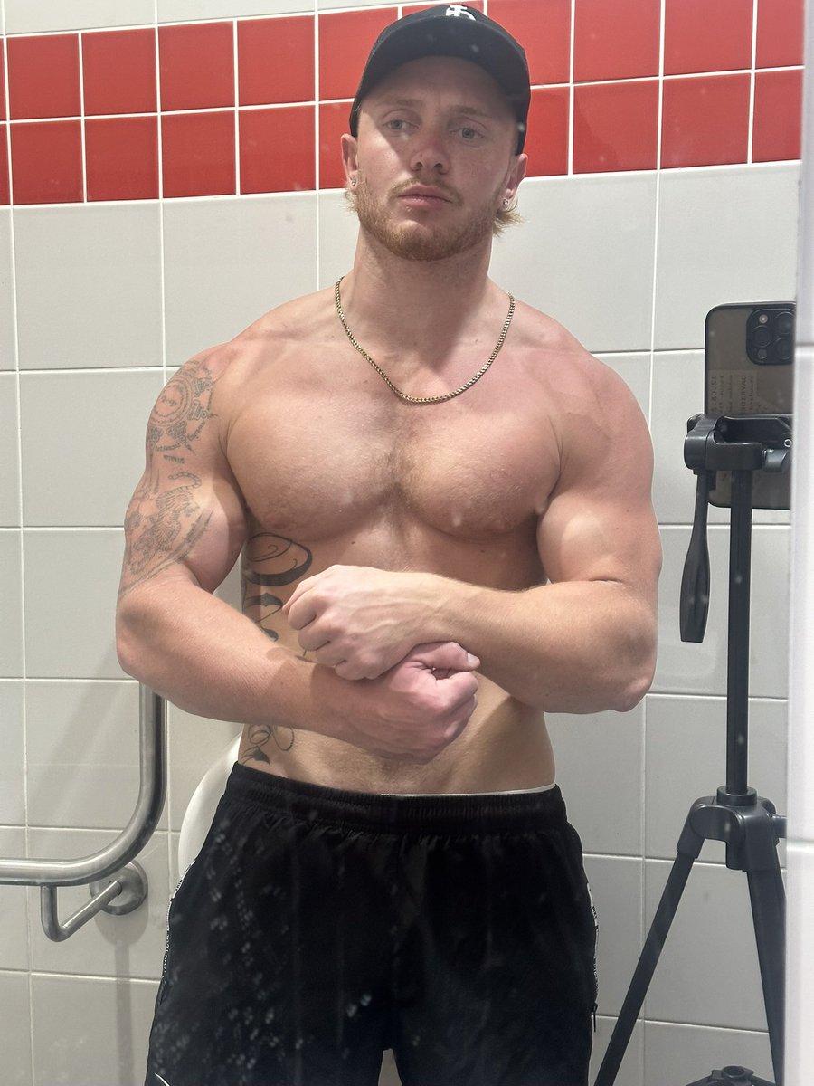 AlphaJohn22's tweet photo. You can’t resist me! 
These big muscles need a big wallet 💵

#cashmaster #alpha #findom #alphajohn #cashpig https://t.co/eR5RVSzaoP