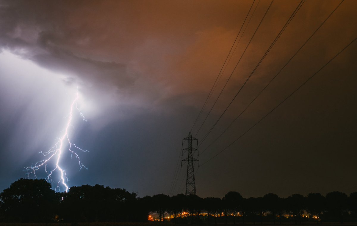 MaroineVision's tweet image. J’ai vu des éclairs en direction de Nîmes, j’ai pris l’appareil photo et le trépied, voici le résultat 📸