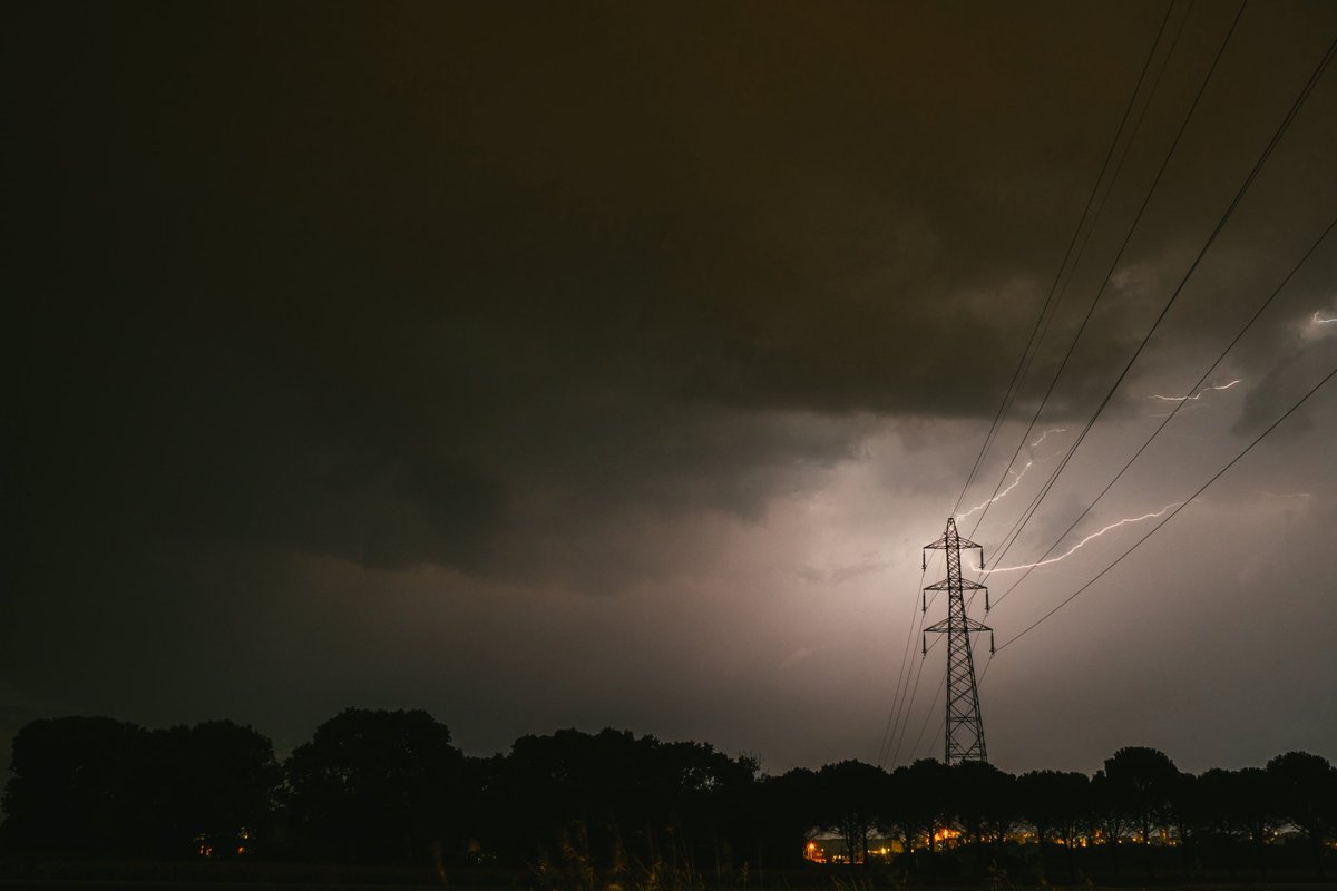 MaroineVision's tweet image. J’ai vu des éclairs en direction de Nîmes, j’ai pris l’appareil photo et le trépied, voici le résultat 📸