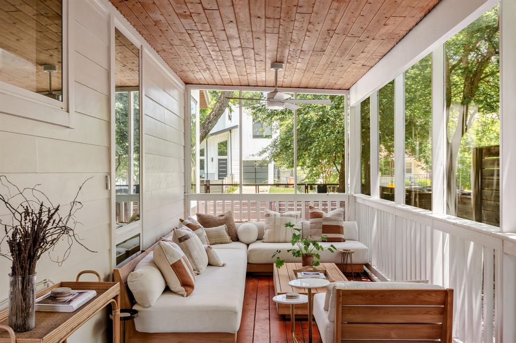 MattZSellsATX's tweet image. 🏡 Two Homes • One Lot • Prime East Austin
Main: 4BR/2.5BA | Guest: 2BR/2BA
Luxury finishes • Wraparound deck • STR potential
📍 2211 Canterbury St | $1.75M
📅 Aug 16 | 1–4 PM
#AustinLuxury #EastAustin #HollyNeighborhood #OpenHouseATX #CompassAustin