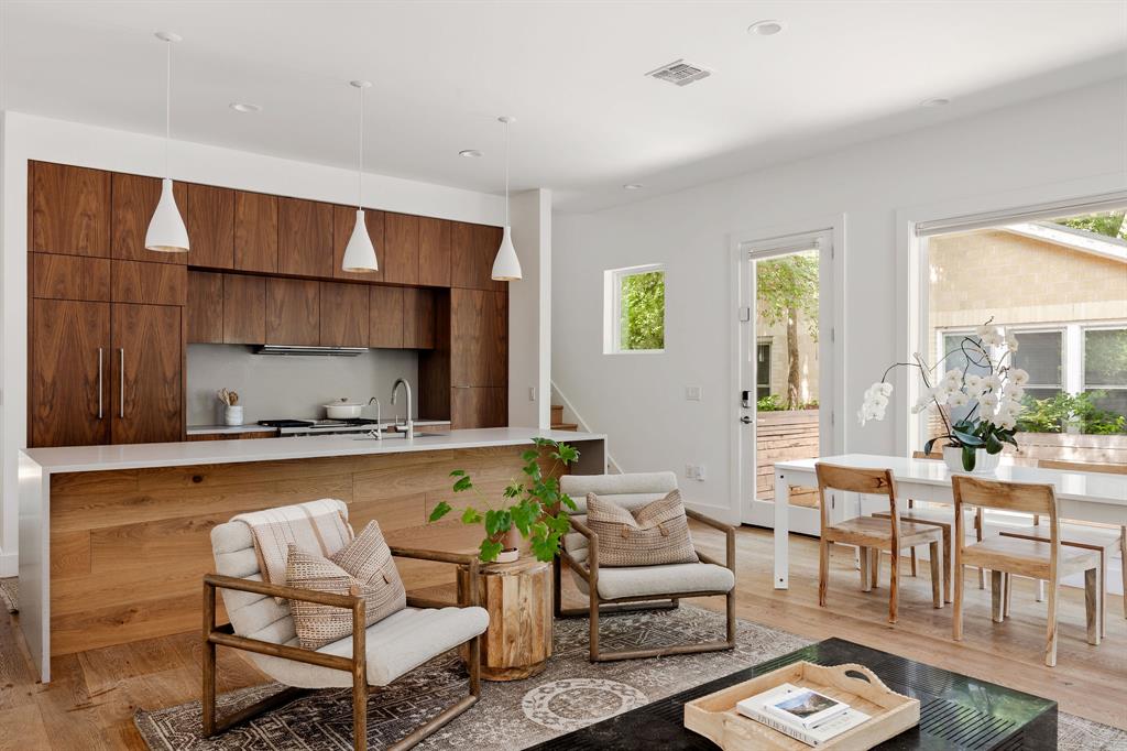 MattZSellsATX's tweet image. 🏡 Two Homes • One Lot • Prime East Austin
Main: 4BR/2.5BA | Guest: 2BR/2BA
Luxury finishes • Wraparound deck • STR potential
📍 2211 Canterbury St | $1.75M
📅 Aug 16 | 1–4 PM
#AustinLuxury #EastAustin #HollyNeighborhood #OpenHouseATX #CompassAustin