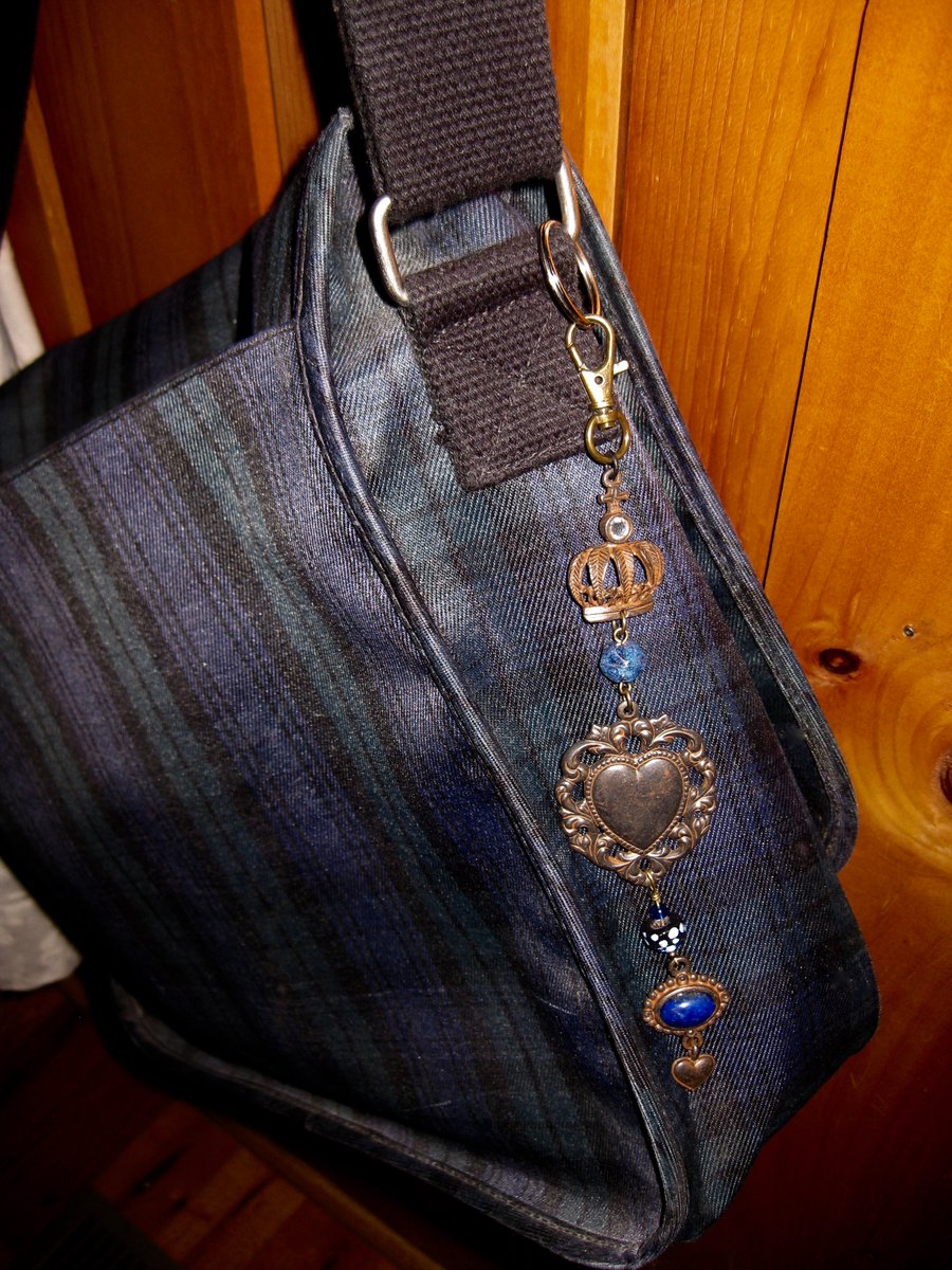 ellin_anderson's tweet image. “What’s in that bag, anyway? A hat-rack? A broomstick? A Book of Shadows?” Say who you are with these one-of-a-kind #BagCharms, a trend that lets you personalize your bag or tote. Choice #charms for your magical #MaryPoppins adventures. #BookologyThursday  etsy.com/shop/SummerStr…