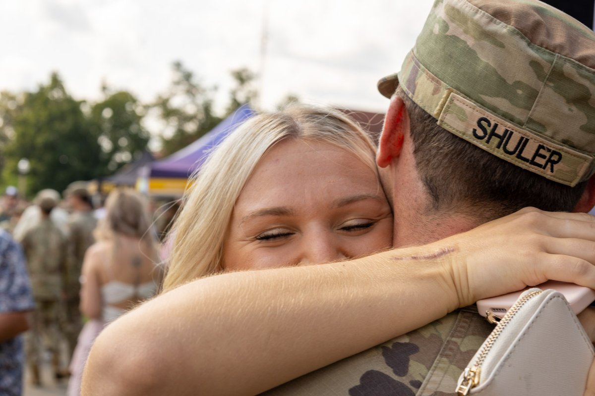 ArmyROTC's tweet image. 9th Regiment #AdvancedCamp Cadets are on cloud 9 as they greet their loved ones during Family Day! #CST2025 ⛅
📸: Morgan Edwards, Virginia Tech & Talitha Maloy, Ohio University, CST Public Affairs Office