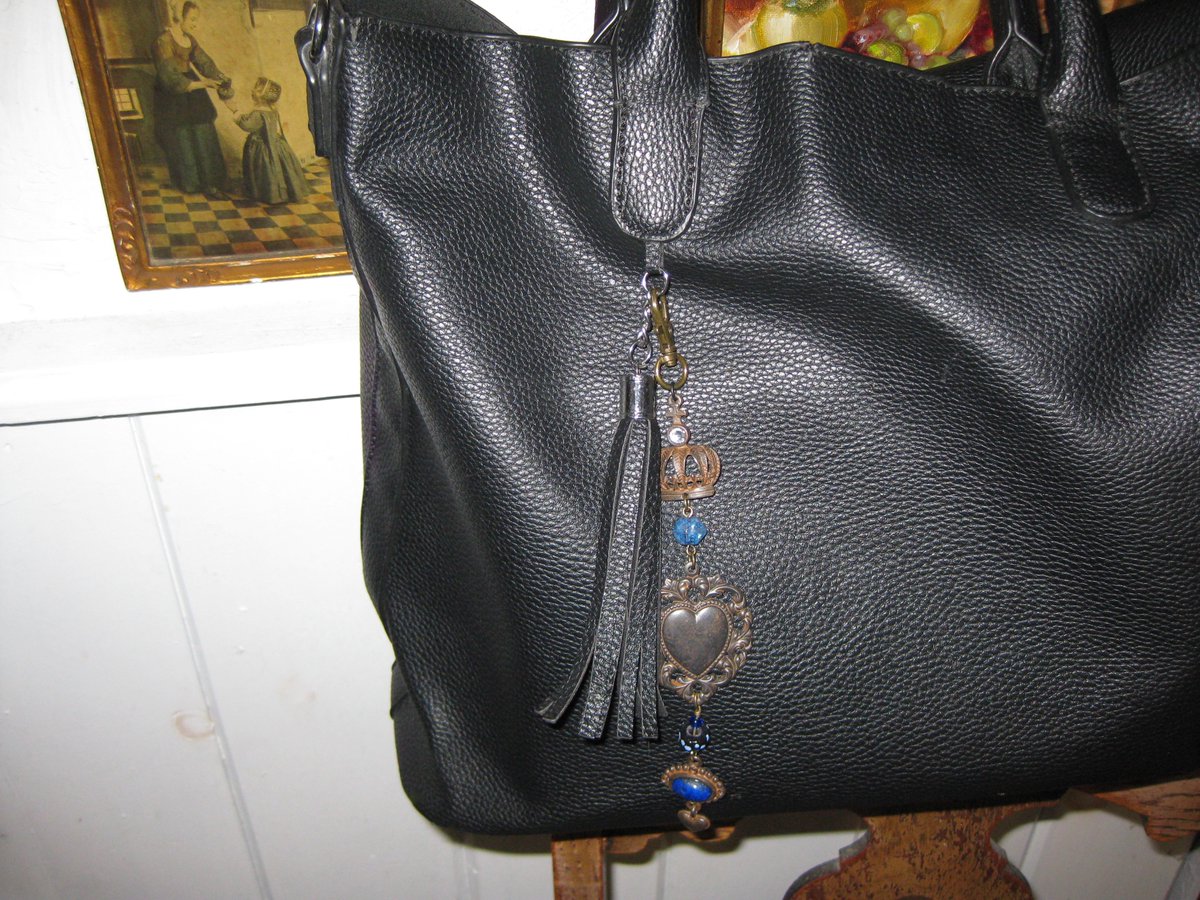 ellin_anderson's tweet image. “What’s in that bag, anyway? A hat-rack? A broomstick? A Book of Shadows?” Say who you are with these one-of-a-kind #BagCharms, a trend that lets you personalize your bag or tote. Choice #charms for your magical #MaryPoppins adventures. #BookologyThursday  etsy.com/shop/SummerStr…