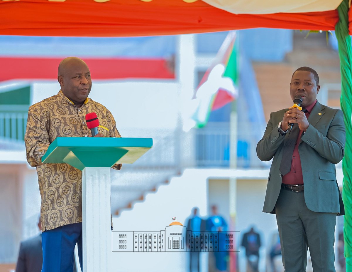 NtareHouse's tweet photo. SE @GeneralNeva a enjoint les nouveaux élus d'être toujours de bons serviteurs de la population,de jouer le rôle de coordinateurs des activités et services de la province et, pour le Gouverneur, d'effectuer des visites dans toutes les communes au moins 2 fois par mois dans chaque https://t.co/5ImQbRyvPq
