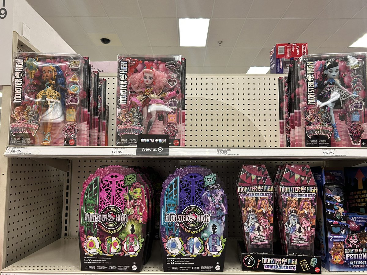 boooty_cakes's tweet photo. “why do they include draculaura in every line” https://t.co/x8ox018Lty