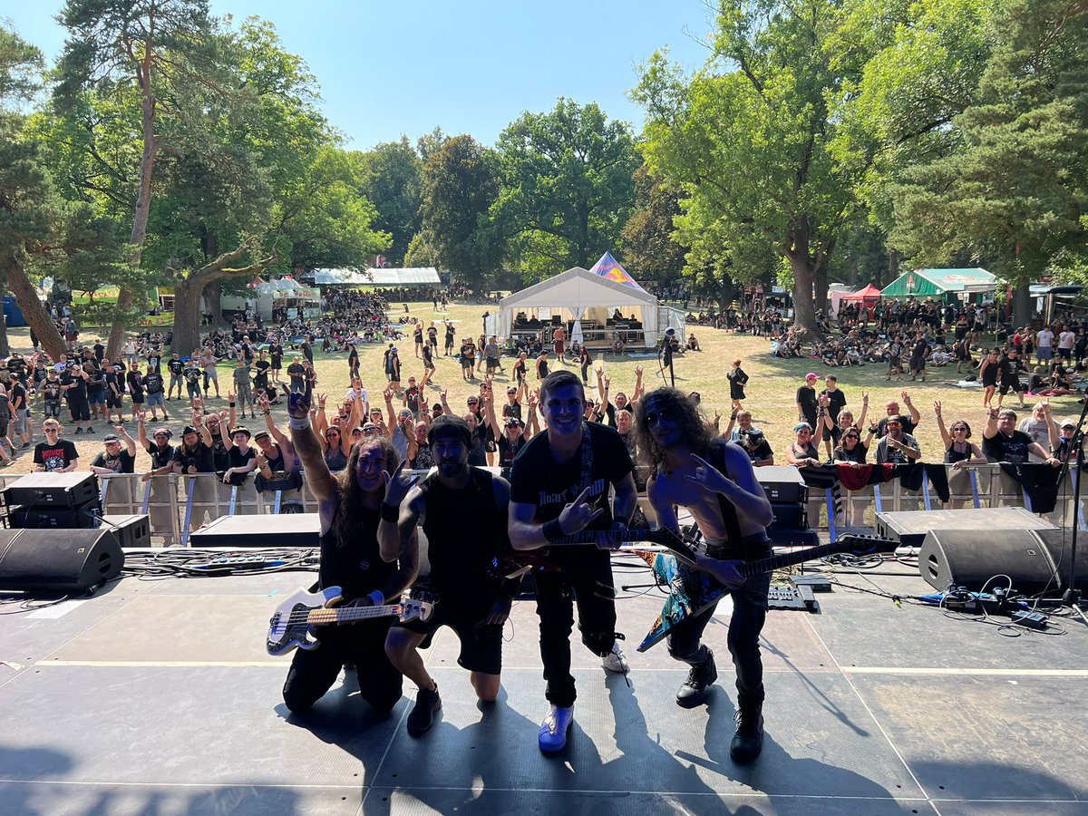 Alej_Penafiel03's tweet photo. Qué locura el festival #RockCastle de República Checa 🇨🇿!!
Hasta firmando autógrafos 😂
Ni que fuéramos famosos o algo xd https://t.co/32yoxDaxjF