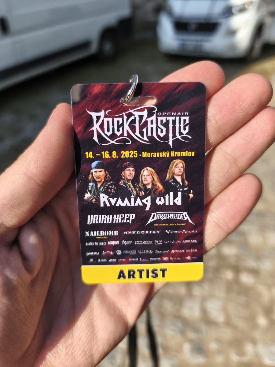 Alej_Penafiel03's tweet photo. Qué locura el festival #RockCastle de República Checa 🇨🇿!!
Hasta firmando autógrafos 😂
Ni que fuéramos famosos o algo xd https://t.co/32yoxDaxjF