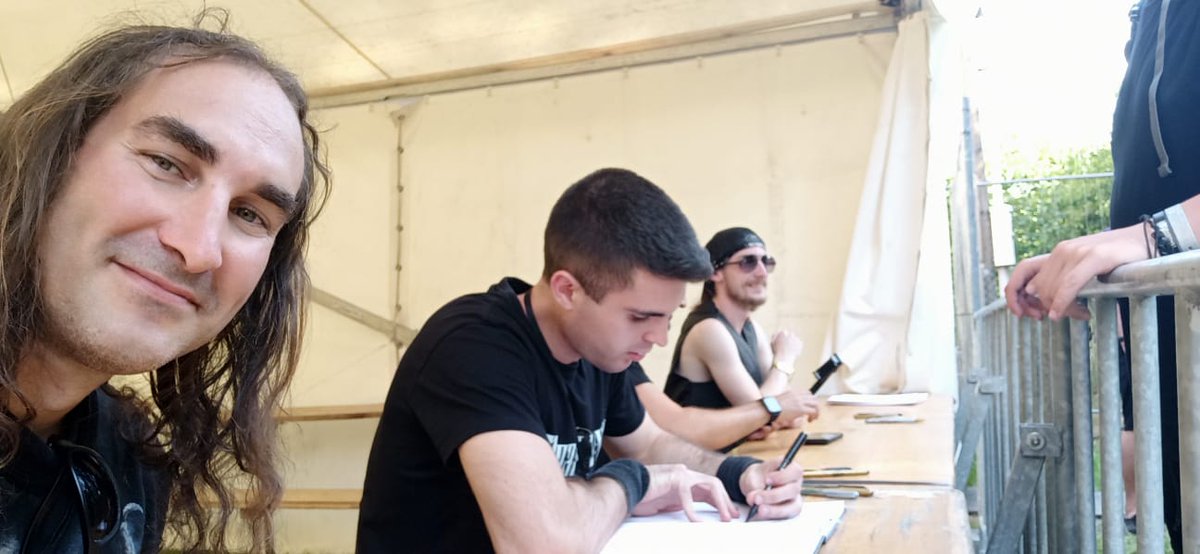 Alej_Penafiel03's tweet photo. Qué locura el festival #RockCastle de República Checa 🇨🇿!!
Hasta firmando autógrafos 😂
Ni que fuéramos famosos o algo xd https://t.co/32yoxDaxjF