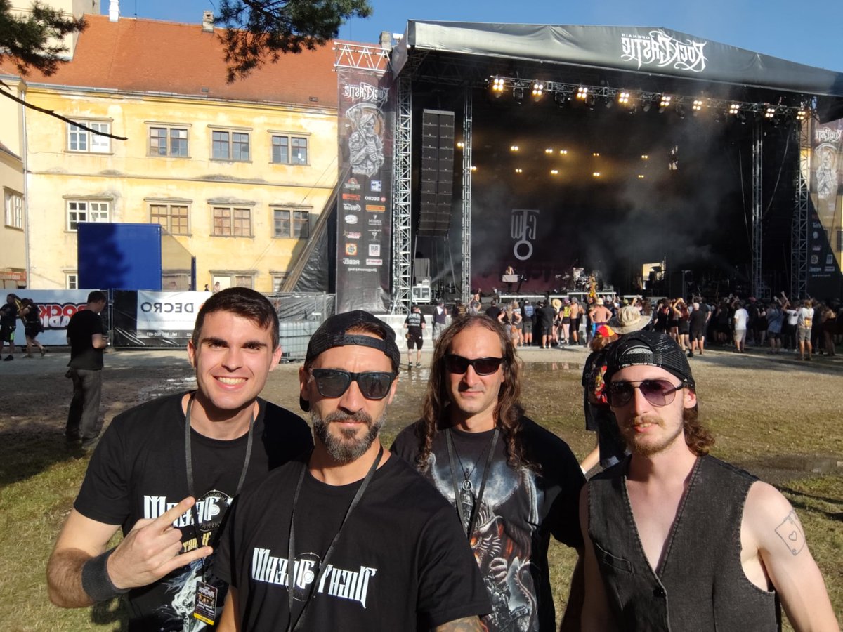 Alej_Penafiel03's tweet photo. Qué locura el festival #RockCastle de República Checa 🇨🇿!!
Hasta firmando autógrafos 😂
Ni que fuéramos famosos o algo xd https://t.co/32yoxDaxjF