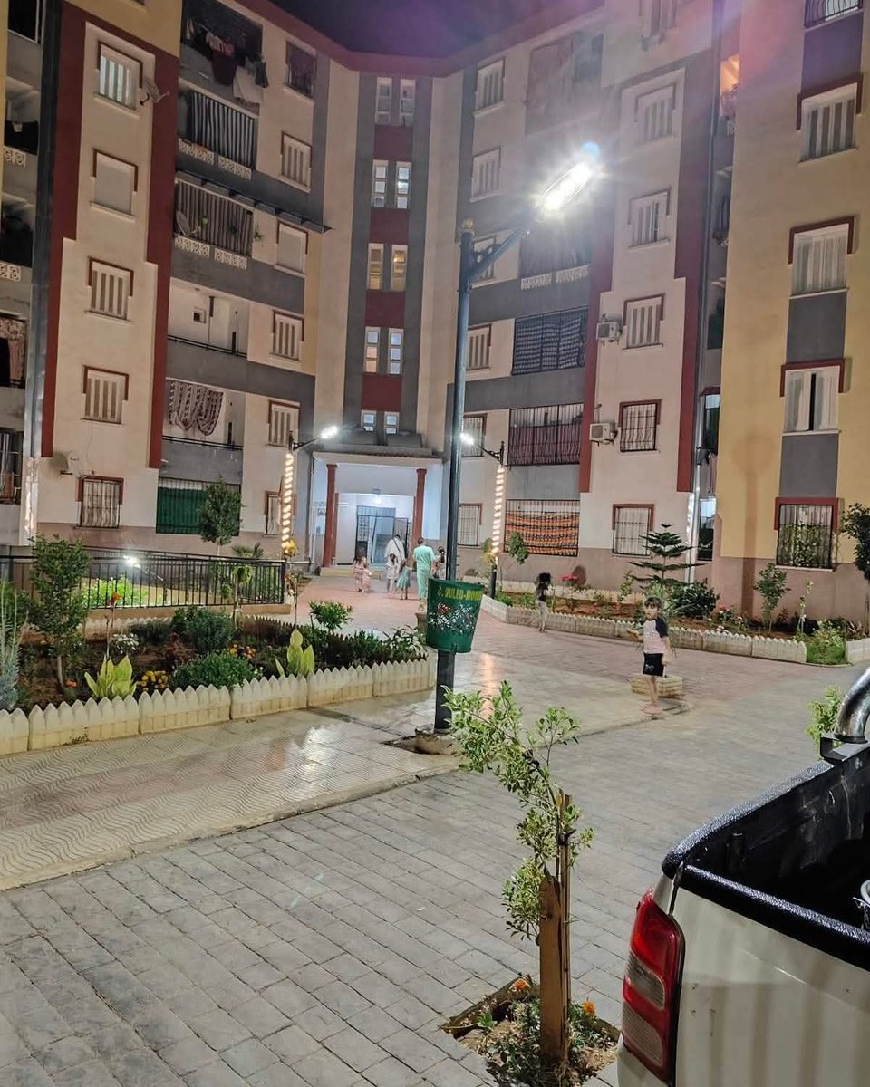 🔴 الشاب فؤاد بطحي إبن مدينة أولاد موسى مقيم بالحي الجديد 200 مسكن -إجتماعي- بإمكانياته الخاصة وبيديه يجعل الحي تحفة وكأنك في إقامة خاصة فاخرة.
🔴 يسهر ليلا ونهارا على إقتناء وغرس الأشجار والأزهار التي تبين المنظر الجمالي للحي ويقوم بسقيها وتقليمها يومياً.
👇👇