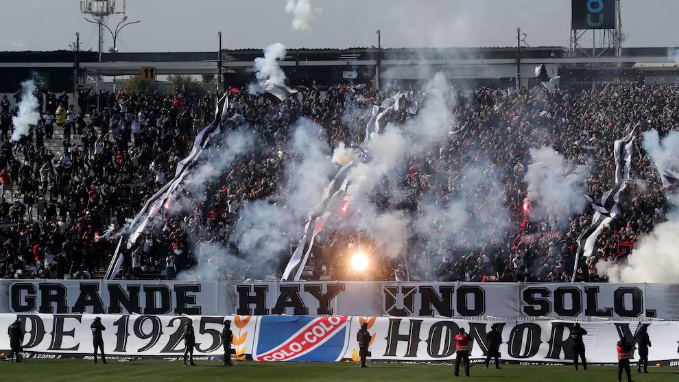 ElDeportivoLT's tweet photo. 🏟️⚪⚫ Suspendido por falta de público: apenas 350 hinchas llegan al Arengazo albo previo al clásico entre Colo Colo y la UC https://t.co/HKmC2YmWgj https://t.co/3AQ8fLCM5p