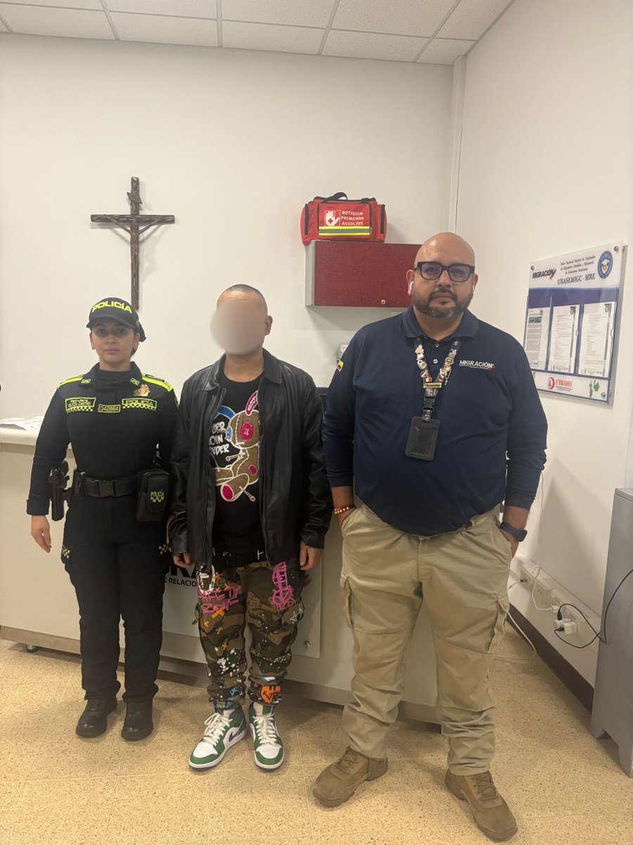 Migración Colombia (@migracioncol) on Twitter photo #Medellín | <a href="/MigracionCol/">Migración Colombia</a> dejó a disposición de la <a href="/PoliciaColombia/">Policía de Colombia</a> a un ciudadano norteamericano requerido por el delito de explotación sexual a menor de 18 años. El individuo fue detectado por nuestros oficiales del <a href="/AeropuertoMDE/">Aeropuerto internacional José María Córdova</a> cuando pretendía realizar un trámite migratorio #Medellín | <a href="/MigracionCol/">Migración Colombia</a> dejó a disposición de la <a href="/PoliciaColombia/">Policía de Colombia</a> a un ciudadano norteamericano requerido por el delito de explotación sexual a menor de 18 años. El individuo fue detectado por nuestros oficiales del <a href="/AeropuertoMDE/">Aeropuerto internacional José María Córdova</a> cuando pretendía realizar un trámite migratorio