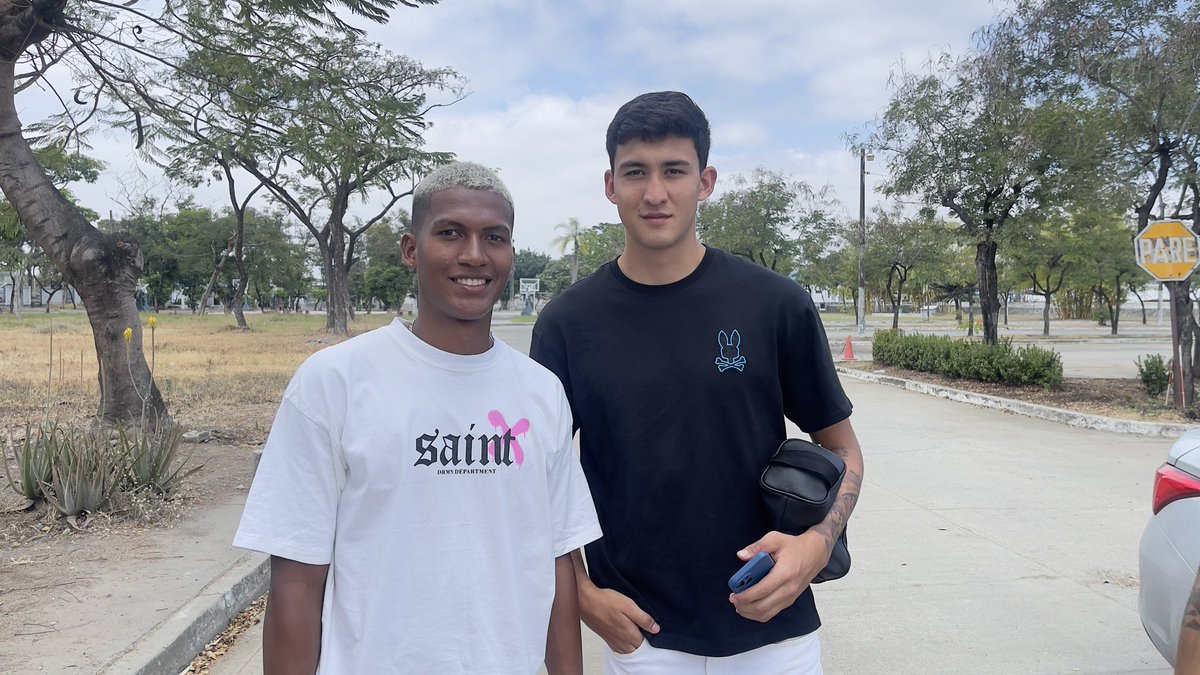 Ronald Pin (@ronaldpin_) on Twitter photo 🔵¡VUELVEN AL EQUIPO DE PRIMERA!🔵
Jeremy Valverde y Jheremy Gonzaga, están entrenando a la par de la plantilla de <a href="/CSEmelec/">Club Sport Emelec</a>.
<a href="/Cromaclictv1/">Cromaclic</a> / <a href="/JCRadioSports_/">JC Radio Sports</a> 🔵¡VUELVEN AL EQUIPO DE PRIMERA!🔵
Jeremy Valverde y Jheremy Gonzaga, están entrenando a la par de la plantilla de <a href="/CSEmelec/">Club Sport Emelec</a>.
<a href="/Cromaclictv1/">Cromaclic</a> / <a href="/JCRadioSports_/">JC Radio Sports</a>