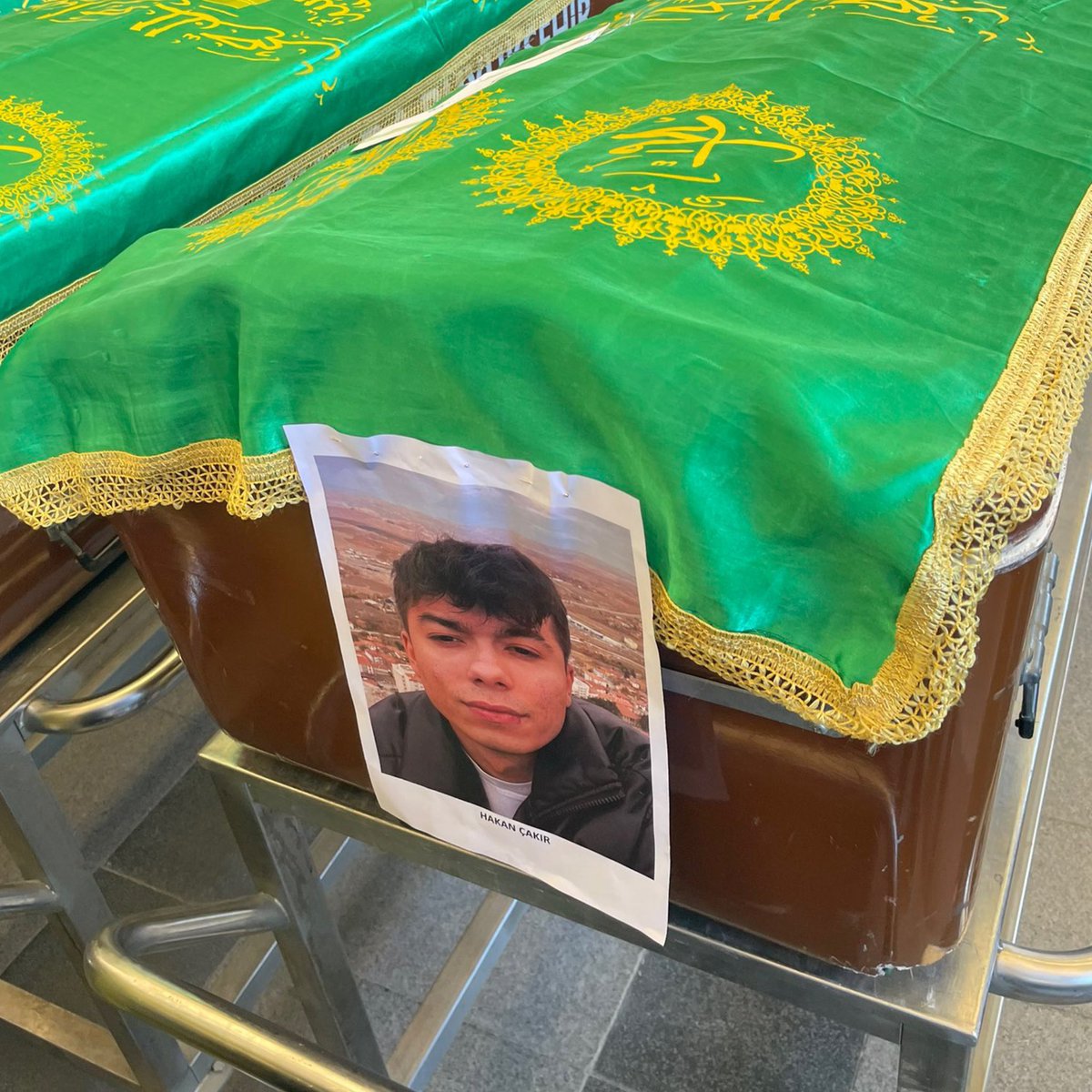 Keçiören’de kız kardeşini taciz eden gruba karşı çıkan 22 yaşındaki Hakan Çakır, dükkânında basılarak defalarca bıçaklandı ve hayatını kaybetti. (ABCgazetesi)