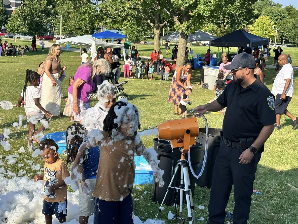 MilwaukeePolice's tweet photo. #MKEPD District 3 had a fantastic turnout for #NationalNightOut! #mkeocoe #2025nno #mke2025 #mkeoutreach #MPDDistrict3 #2025summer #mke #MKECommunity #MPDstrong https://t.co/kFeXL3qhfI