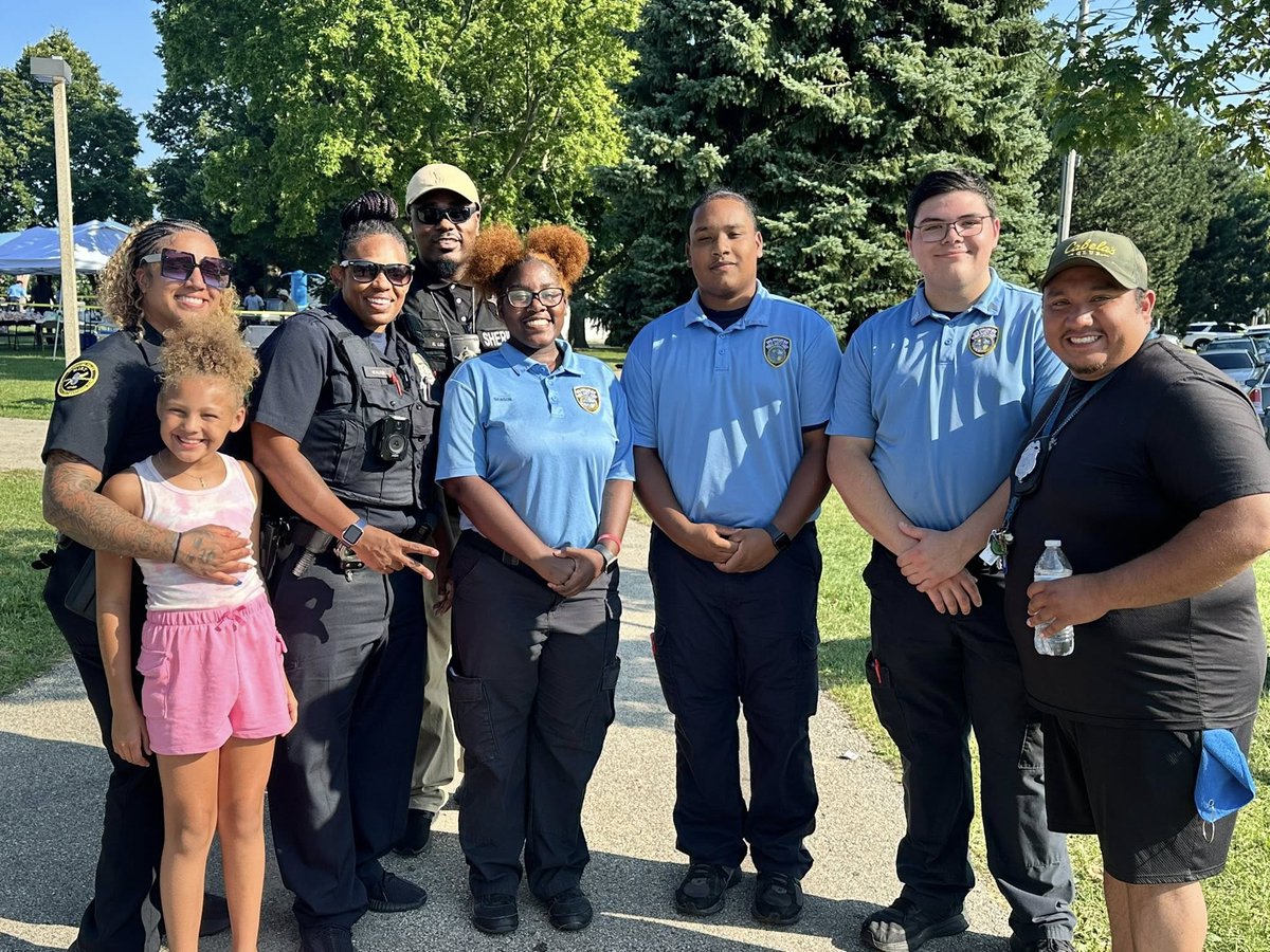 MilwaukeePolice's tweet photo. #MKEPD District 3 had a fantastic turnout for #NationalNightOut! #mkeocoe #2025nno #mke2025 #mkeoutreach #MPDDistrict3 #2025summer #mke #MKECommunity #MPDstrong https://t.co/kFeXL3qhfI