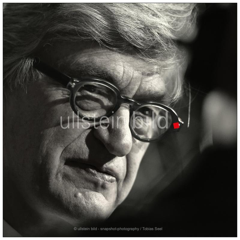 ullsteinbild's tweet photo. "Der Vorgang des Sehens ist ein kostbarer Akt, der liebevolle Blick ein Mittel, sich immer wieder dieses Sehen zu bewahren."
– Wim Wenders-

Der dt. Filmemacher und Künstler,
Wim Wenders, wird heute 80 Jahre alt.
👉https://t.co/Xra8QptGGu
#ullsteinbild #deutscherfilm #wimwenders https://t.co/MRctUZYCwu