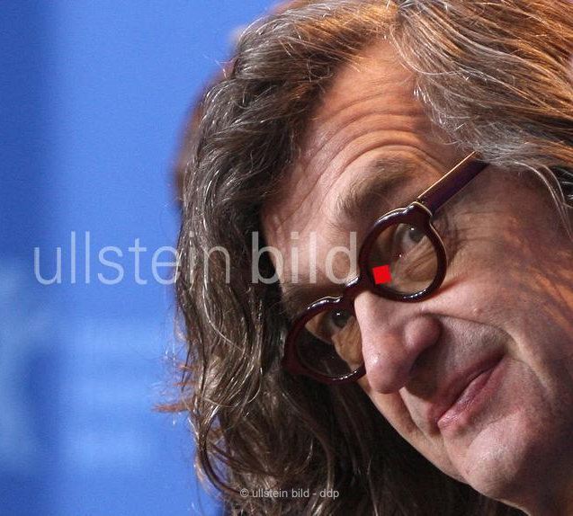 ullsteinbild's tweet photo. "Der Vorgang des Sehens ist ein kostbarer Akt, der liebevolle Blick ein Mittel, sich immer wieder dieses Sehen zu bewahren."
– Wim Wenders-

Der dt. Filmemacher und Künstler,
Wim Wenders, wird heute 80 Jahre alt.
👉https://t.co/Xra8QptGGu
#ullsteinbild #deutscherfilm #wimwenders https://t.co/MRctUZYCwu