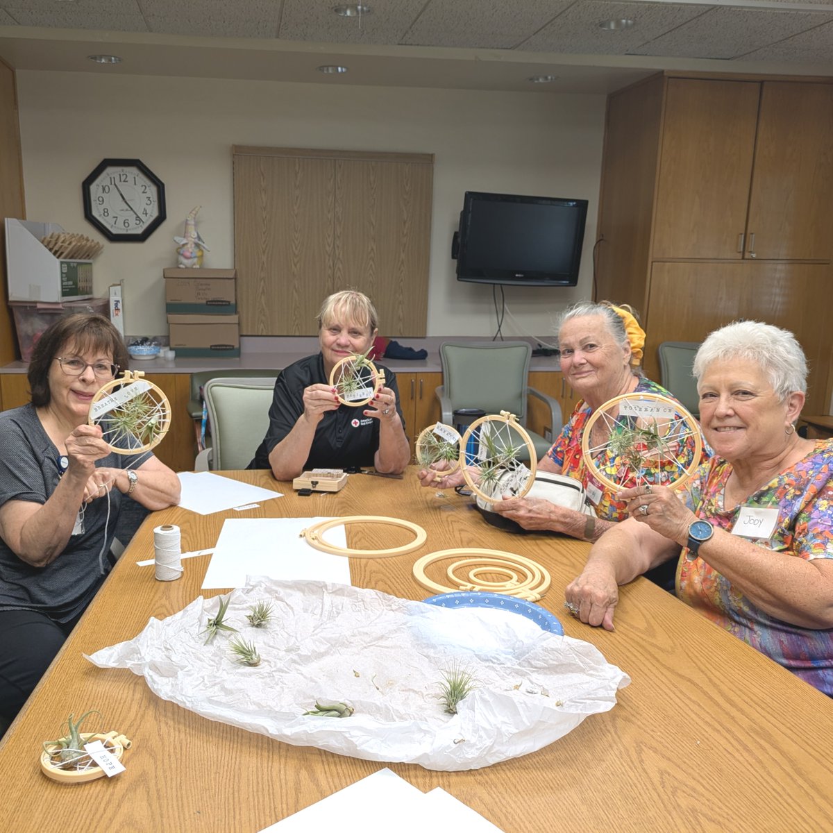 Positive vibes to brighten your day. 🌞 Our Service to the Armed Forces team hosted a resiliency workshop at Emory L. Bennett State Veterans’ Nursing Home. In this session, embroidery hoops were used to make air plant hangers, each stamped with a personal uplifting attribute. 💕