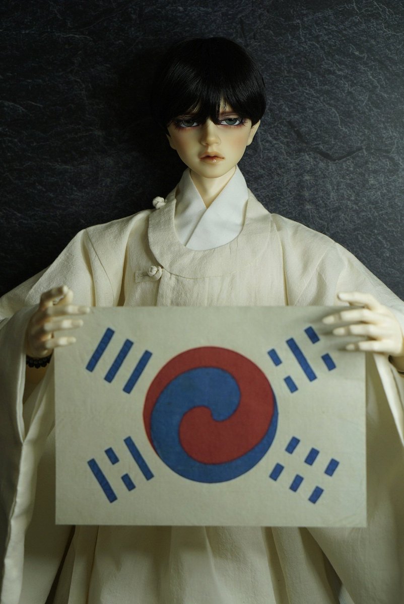 syuane3's tweet photo. 이번에는 현존하는 가장 오래된 태극기
데니 태극기를 들고 찍어보았어요~🇰🇷

빛을 되찾은 그날의 함성,
순국선열, 애국지사의 숭고한 희생과
자유를 위한 투쟁의 의미를 기억하겠습니다.

#광복절    #광복80주년    #대한독립만세    #대한민국만세  #빛나는발걸음새로운길 https://t.co/4FWxtwAacN