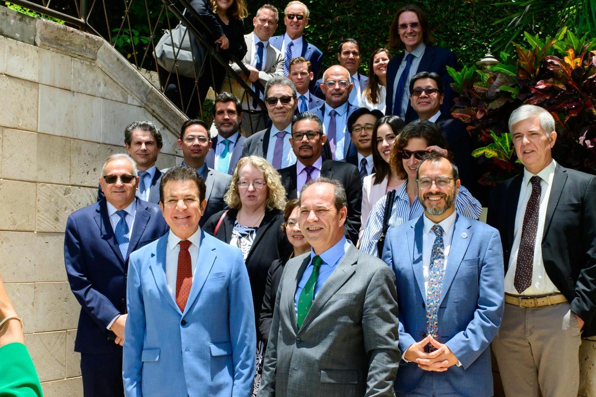 AudreyRiveraGm1's tweet photo. La mayoría de los medios electrónicos e impresos de hoy en 🇭🇳 resaltan el encuentro de ayer del candidato presidencial Salvador Nasralla del Partido Liberal con el cuerpo diplomático del G16. #Diálogo y #Acercamiento. @SRE_mx @Pedro_Matar @RaquelSerur3 #DiplomaciaPública https://t.co/1MoVRNiFCy