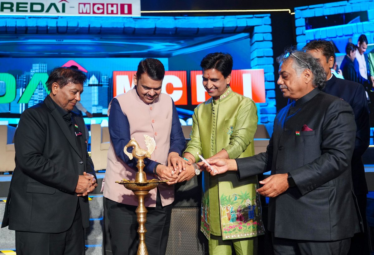 CMOMaharashtra's tweet photo. 🔸CM Devendra Fadnavis at the 'Change of Guard Ceremony 2025' of CREDAI-MCHI.
Immediate past President, CREDAI MCHI, Domnic Romell, Newly appointed President, CREDAI MCHI, Sukhraj Nahar, Dr Kumar Vishwas and other dignitaries were present.

🔸मुख्यमंत्री देवेंद्र फडणवीस यांची क्रेडाई-एमसीएचआयच्या 'चेंज ऑफ गार्ड 2025' कार्यक्रमात प्रमुख उपस्थिती.
यावेळी क्रेडाई-एमसीएचचे मावळते अध्यक्ष डॉमिनिक रोमेल, नवनियुक्त अध्यक्ष सुखराज नाहर, डॉ. कुमार विश्वास व इतर मान्यवर उपस्थित होते.

🔸मुख्यमंत्री देवेंद्र फडणवीस इनकी क्रेडाई-एमसीएचआई के ‘चेंज ऑफ गार्ड 2025’ कार्यक्रम में प्रमुख उपस्थिति।
इस अवसर पर क्रेडाई-एमसीएचआई के निवर्तमान अध्यक्ष डॉमिनिक रोमेल, नवनियुक्त अध्यक्ष सुखराज नाहर, डॉ. कुमार विश्वास और अन्य मान्यवर उपस्थित थे।

🕗 7.50pm | 14-8-2025📍Mumbai | संध्या. ७.५० वा. | १४-८-२०२५📍मुंबई.

@Dev_Fadnavis @MCHI_President @sukhrajnahar @DrKumarVishwas
#Maharashtra #DevendraFadnavis #CredaiMCHI