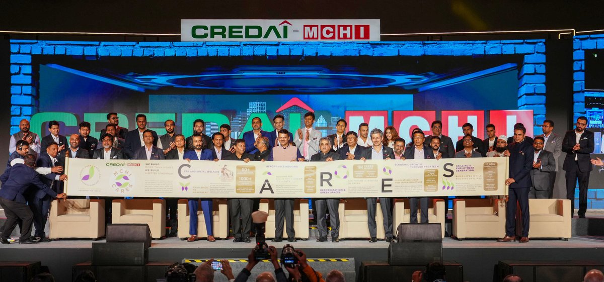 CMOMaharashtra's tweet photo. 🔸CM Devendra Fadnavis at the 'Change of Guard Ceremony 2025' of CREDAI-MCHI.
Immediate past President, CREDAI MCHI, Domnic Romell, Newly appointed President, CREDAI MCHI, Sukhraj Nahar, Dr Kumar Vishwas and other dignitaries were present.

🔸मुख्यमंत्री देवेंद्र फडणवीस यांची क्रेडाई-एमसीएचआयच्या 'चेंज ऑफ गार्ड 2025' कार्यक्रमात प्रमुख उपस्थिती.
यावेळी क्रेडाई-एमसीएचचे मावळते अध्यक्ष डॉमिनिक रोमेल, नवनियुक्त अध्यक्ष सुखराज नाहर, डॉ. कुमार विश्वास व इतर मान्यवर उपस्थित होते.

🔸मुख्यमंत्री देवेंद्र फडणवीस इनकी क्रेडाई-एमसीएचआई के ‘चेंज ऑफ गार्ड 2025’ कार्यक्रम में प्रमुख उपस्थिति।
इस अवसर पर क्रेडाई-एमसीएचआई के निवर्तमान अध्यक्ष डॉमिनिक रोमेल, नवनियुक्त अध्यक्ष सुखराज नाहर, डॉ. कुमार विश्वास और अन्य मान्यवर उपस्थित थे।

🕗 7.50pm | 14-8-2025📍Mumbai | संध्या. ७.५० वा. | १४-८-२०२५📍मुंबई.

@Dev_Fadnavis @MCHI_President @sukhrajnahar @DrKumarVishwas
#Maharashtra #DevendraFadnavis #CredaiMCHI